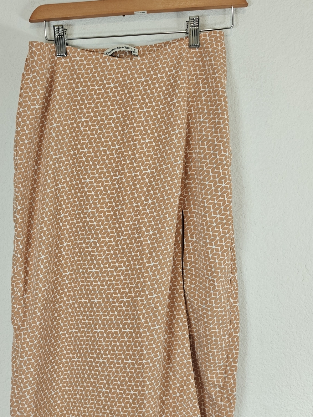 Abercrombie & Fitch Geometric Print Midi Skirt Side Slit Dipped Waist Tan Sz S - Picture 5 of 10